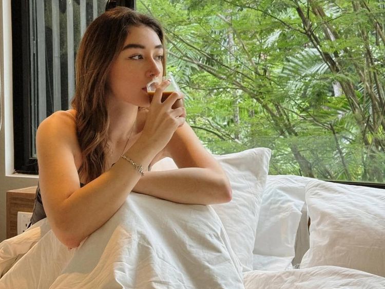 Cantiknya Natasha Ryder Saat Ngopi dan Nikmati Floating Breakfast