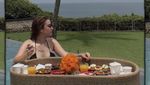 Cantiknya Natasha Ryder Saat Ngopi dan Nikmati Floating Breakfast