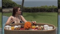 Potret lain liburan Natasha di Bali juga termasuk menikmati floating breakfast. Terlihat ada orange juice hingga kudapan manis dan gurih. Foto: Instagram natasharyder
