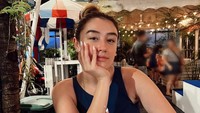 Kalau ini pose Natasha menikmati minuman favorit lainnya. Sepertinya ia sedang menikmati milkshake ya? Foto: Instagram natasharyder