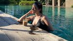 Cantiknya Natasha Ryder Saat Ngopi dan Nikmati Floating Breakfast