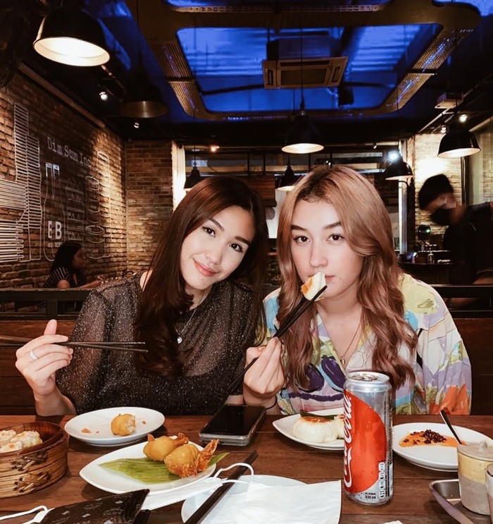 Cantiknya Natasha Ryder Saat Ngopi dan Nikmati Floating Breakfast Cantiknya Natasha Ryder Saat Ngopi dan Nikmati Floating Breakfast