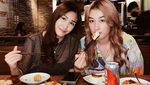 Cantiknya Natasha Ryder Saat Ngopi dan Nikmati Floating Breakfast
