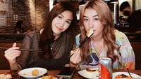 Bersama temannya, Natasha tampak kulineran. Mereka menyantap aneka dimsum ditemani minuman soda. Foto: Instagram natasharyder