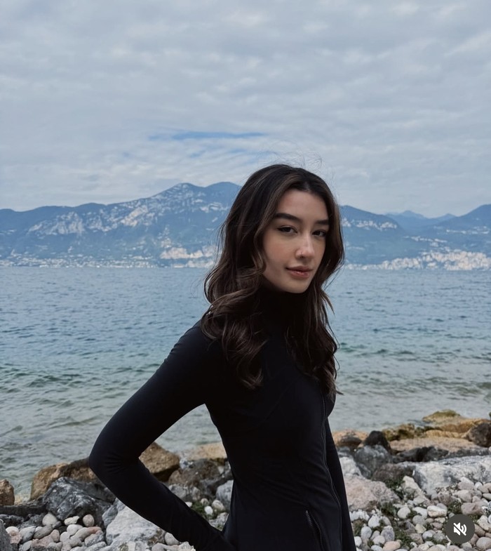 Cantiknya Natasha Ryder Saat Ngopi dan Nikmati Floating Breakfast
