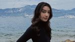 Cantiknya Natasha Ryder Saat Ngopi dan Nikmati Floating Breakfast