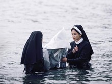 Song Hye Kyo Bertudung Lakukan Ritual Pengusiran Iblis