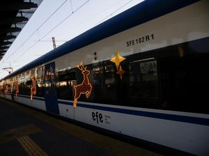 Dekorasi Lampu Natal Hiasi Kereta Api di Chile