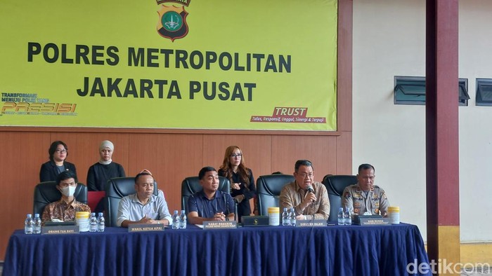 Dirut RSIJ Cempaka Putih, Jack Pradono Handojo, saat jumpa pers di Mapolres Metro Jakarta Pusat (Rumondang N/detikcom)