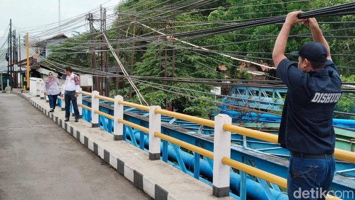 Dishub Kabupaten Cirebon saat meninjau kabel yang menjuntai di jembatan Cipager Sumber
