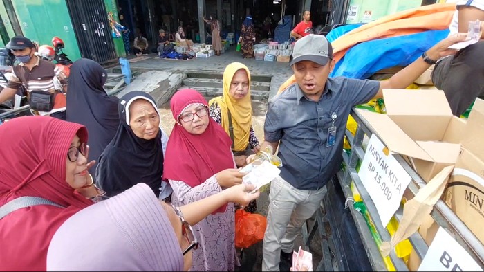 Disperindag Lamongan menggelar operasi pasar murah di Pasar Sidoharjo