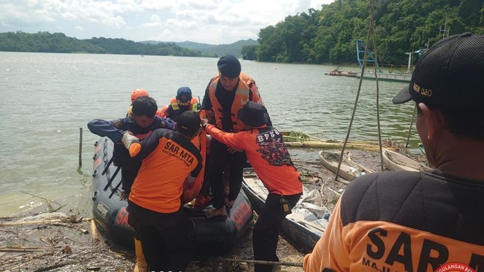 Evakuasi korban hanyut Kali Pacal Bojonegoro