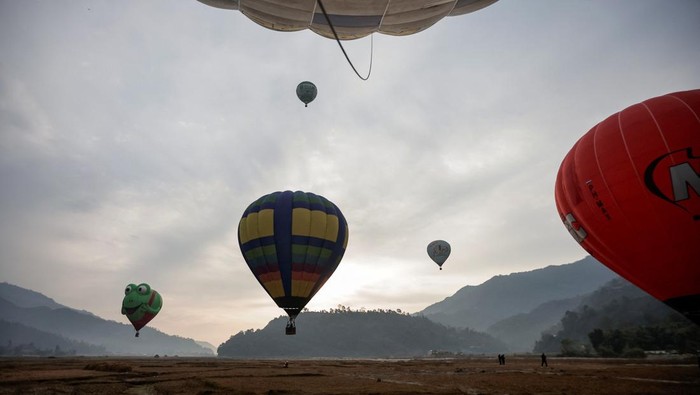 Festival Balon Udara Internasional pertama di Nepal digelar di Pokhara. Acara ini menampilkan 25 balon dari berbagai negara dunia.