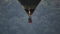 Peserta terbang dengan balon udara selama Festival Balon Udara Internasional di Pokhara, Nepal, Selasa (24/12/2024).