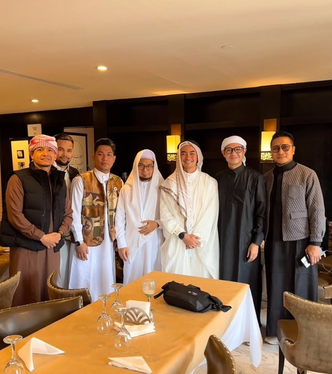 Teuku Wisnu bersama rekan selebriti lainnya yang tergabung pada Kajian Musawarah umrah pada awal Desember 2024. Mereka juga mendadak silaturahmi karena tepat saat Zumi Zola dan Putri Zulhas menikah. Kondangan dadakan Ternyata tanpa sengaja ada guru kita juga ustadz @adihidayatofficial juga di madinah yang ternyata Qadarullah sedang menikahkan sahabat kita juga @zumizolazulkiflinurdin dan @putri_zulhas Bârakallâhu laka wa bâraka ‘alaika wa jama’a bainakumâ fî khairin. Semoga menempuh hidup baru dengan penuh keberkahan Aamiin, tulis @teukuwisnu. Foto: Dok. Instagram @dude2harlino @teukuwisnu.