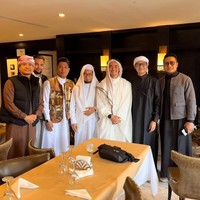 Teuku Wisnu bersama rekan selebriti lainnya yang tergabung pada Kajian Musawarah umrah pada awal Desember 2024. Mereka juga mendadak silaturahmi karena tepat saat Zumi Zola dan Putri Zulhas menikah. Kondangan dadakan Ternyata tanpa sengaja ada guru kita juga ustadz @adihidayatofficial juga di madinah yang ternyata Qadarullah sedang menikahkan sahabat kita juga @zumizolazulkiflinurdin dan @putri_zulhas Bârakallâhu laka wa bâraka ‘alaika wa jama’a bainakumâ fî khairin. Semoga menempuh hidup baru dengan penuh keberkahan Aamiin, tulis @teukuwisnu. Foto: Dok. Instagram @dude2harlino @teukuwisnu.