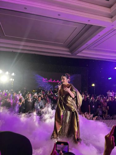 Foto Mahalini saat bernyanyi di acara pernikahan menjadi sorotan