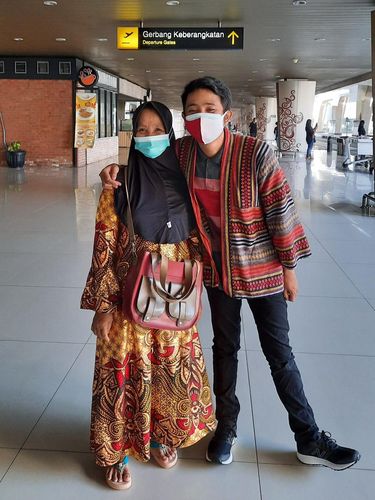 Foto Mochammad Abdul Machfud bersama ibunya.