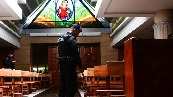Gegana Metro Jaya Sterilisasi Gereja Jelang Misa Malam Natal Dua anggota Gegana Polda Metro Jaya melakukan sterilisasi di Gereja Katolik Hati Santa Perawan Maria Tak Bernoda, Selasa (24/12/2024). Sterilisasi gereja dilakukan untuk menjamin keamanan dan kenyamanan umat Kristiani dalam menjalankan ibadah perayaan Natal 2024. ANTARA FOTO/Sulthony Hasanuddin/foc.