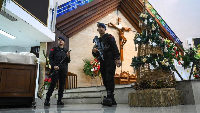 Gegana Metro Jaya Sterilisasi Gereja Jelang Misa Malam Natal Dua anggota Gegana Polda Metro Jaya melakukan sterilisasi di Gereja Katolik Hati Santa Perawan Maria Tak Bernoda, Selasa (24/12/2024). Sterilisasi gereja dilakukan untuk menjamin keamanan dan kenyamanan umat Kristiani dalam menjalankan ibadah perayaan Natal 2024. ANTARA FOTO/Sulthony Hasanuddin/foc.