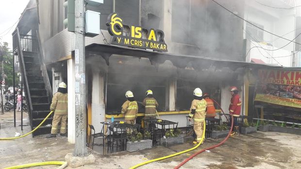 Gerai penjualan ayam bakar krispi di daerah Ciputat, Tangsel dilanda kebakaran yang dipicu kebocoran selang kompor gas. (dok Damkar Tangsel)