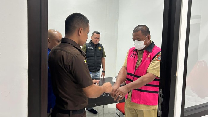 Sekretaris Dinas Kepemudaan dan Olahraga Kabupaten Gorontalo Utara, Provinsi Gorontalo Yamin Sahmin Lihawa ditetapkan sebagai tersangka kasus korupsi proyek pekerjaan pembangunan dan relokasi Puskesmas Kwandang senilai Rp 1,3 miliar.