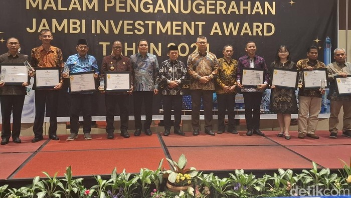 Gubernur Jambi Al Haris saat memberikan apresiasi kepada pelaku usaha di Jambi