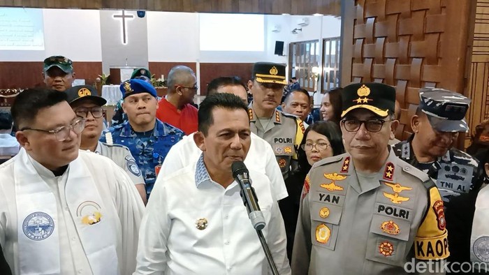 Gubernur Kepri, Ansar Ahmad dan Forkompinda meninjau pelaksanaan ibadah malam Natal di Kota Batam.(Alamudin Hamapu/detikSumut)