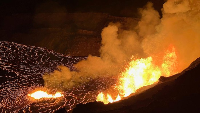 A lake of active lava in the summit caldera glows as the sun rises during a new eruption at Kilauea volcano in Hawaii, U.S. December 23, 2024.  USGS/N. Deligne/Handout via REUTERS.  THIS IMAGE HAS BEEN SUPPLIED BY A THIRD PARTY