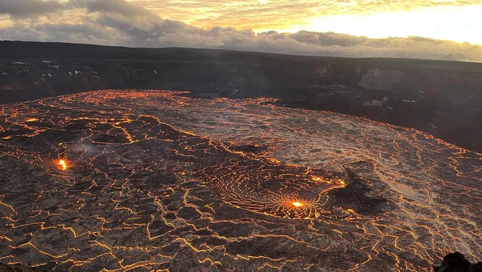 A lake of active lava in the summit caldera glows as the sun rises during a new eruption at Kilauea volcano in Hawaii, U.S. December 23, 2024.  USGS/N. Deligne/Handout via REUTERS.  THIS IMAGE HAS BEEN SUPPLIED BY A THIRD PARTY