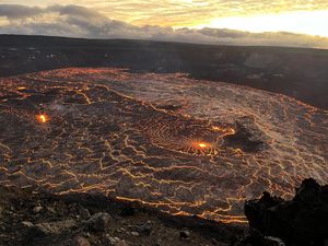 Gunung Erupsi di Berbagai Penjuru Dunia, Ada di Hawaii-Indonesia