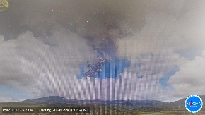 Gunung Raung erupsi.