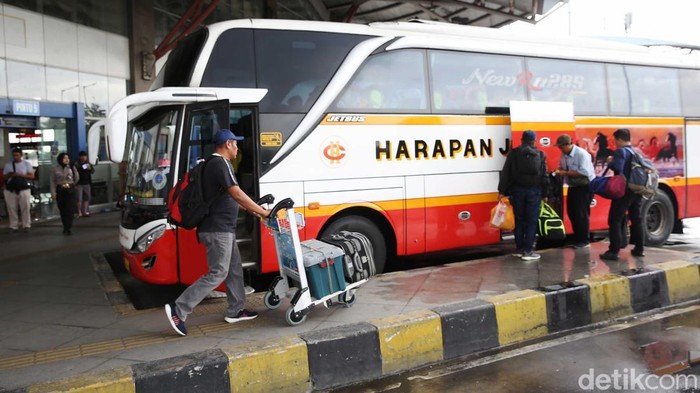 H-1 Natal 2024, Begini Suasana di Terminal Pulogebang Suasana terminal Pulosebang, Jakarta Timur, sehari sebelum Natal 2024.