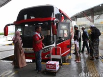 Jangan Mau Naik Bus Kalau Nggak Ada Stiker Ini, Pokoknya Jangan