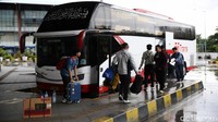 Sejumlah penumpang menaiki bus antar kota antar provinsi di Terminal Pulogebang, Jakarta Timur, Selasa (24/12/2024).