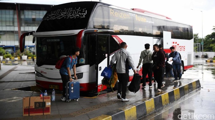 H-1 Natal 2024, Begini Suasana di Terminal Pulogebang Suasana terminal Pulosebang, Jakarta Timur, sehari sebelum Natal 2024.