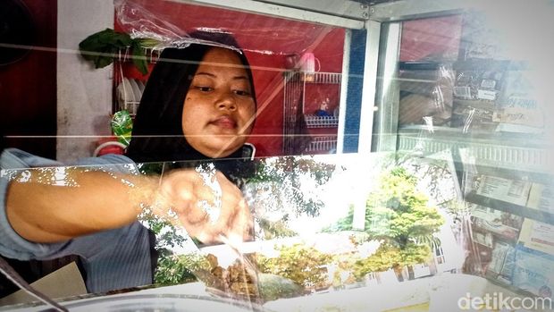 Indah, pelayan di kantin Balai Kota Cirebon.
