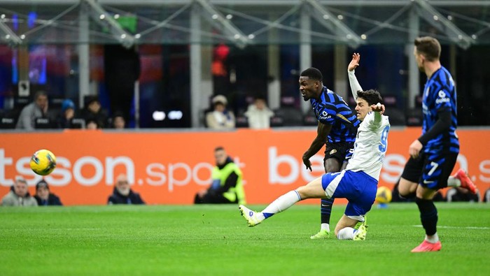 MILAN, ITALY - DECEMBER 23: Carlos Augusto of Internazionale scores goal during the Serie A match between Inter and Como at Stadio Giuseppe Meazza on December 23, 2024 in Milan, Italy. (Photo by Image Photo Agency/Getty Images)