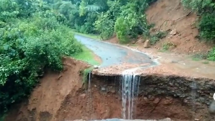 Jalanan di Kecamatan Pujananting, Kabupaten Barru, amblas.