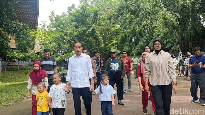 Jokowi dan Iriana liburan bersama anak dan enam cucunya di Solo Safari, Selasa (24/12/2024).