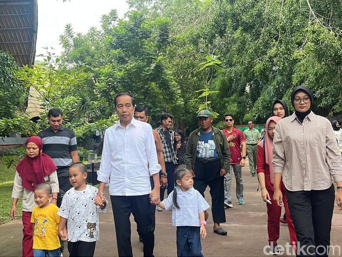 Jokowi dan Iriana liburan bersama anak dan enam cucunya di Solo Safari, Selasa (24/12/2024).