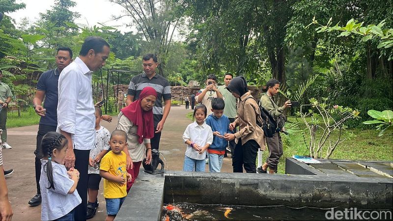 Jokowi dan Iriana liburan bersama anak dan enam cucunya di Solo Safari, Selasa (24/12/2024).