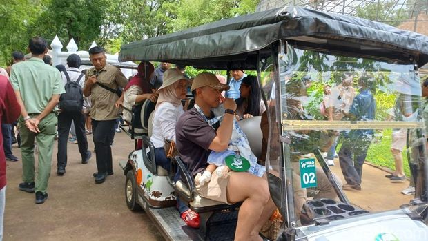 Jokowi dan Iriana liburan bersama anak dan enam cucunya di Solo Safari, Selasa (24/12/2024).