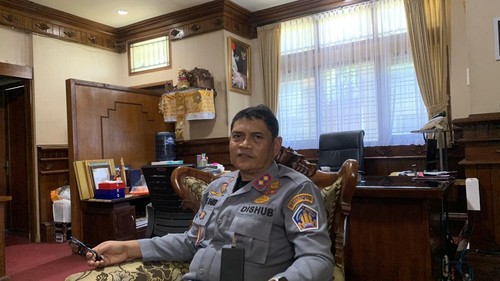 Kadishub Bali, I Gde Wayan Samsi Gunarta, saat ditemui di kantornya, Selasa (24/12/2024). (Rizky Setyo/detikBali)