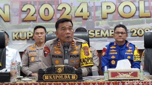 Kapolda NTT Irjen Daniel Tahi Monang Silitonga, saat memimpin rilis akhir tahun di Mapolda NTT, Selasa (24/12/2024). (Yufengki Bria/detikBali).