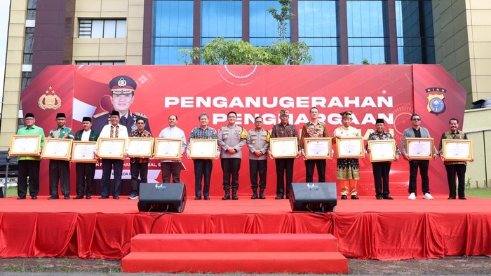 Kapolda Riau saat memberikan penghargaan. (Foto: Dok Humas Polda Riau).