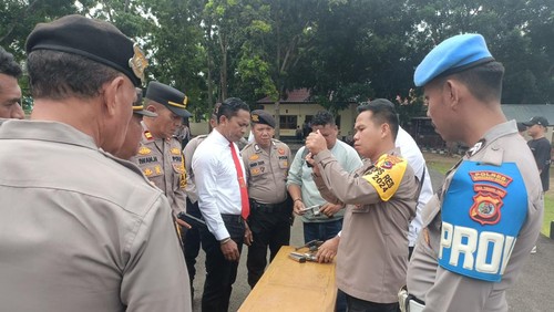 Kapolres Manggarai Barat AKBP Christian Kadang mengecek senjata api dinas anggota di Labuan Bajo, NTT, Selasa (24/11/2024).