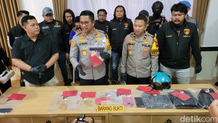 Kapolresta Banyumas menunjukkan barang bukti perampokan toko emas berikut pelakunya saat konferensi pers di Mapolresta Banyumas, Selasa (24/12/2024).
