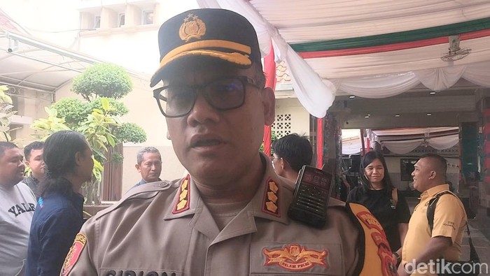Kapolrestabes Medan Kombes Gidion saat diwawancarai di Gereja Katedral. (Finta Rahyuni/detikSumut)