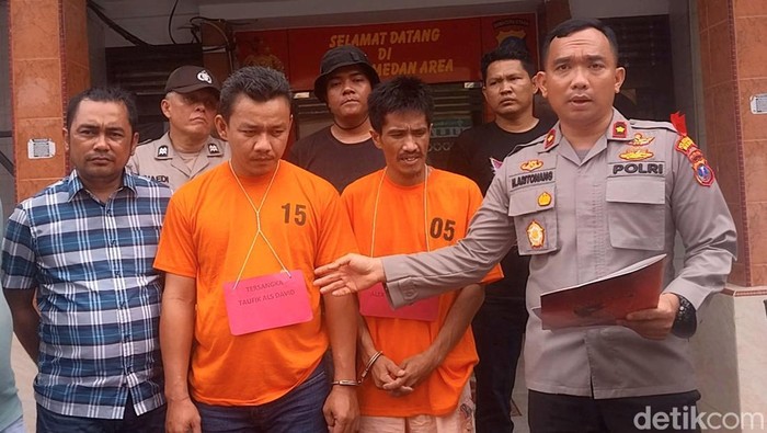 Kapolsek Medan Area Kompol Hendrik saat merilis kasus pencurian modus ganjal ATM. (Finta Rahyuni/detikSumut)